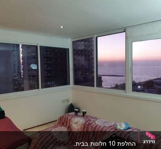 חלונות אלומיניום גדולים עם נוף לים